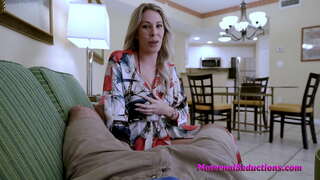 Hete Milf hunkert Enorme Lullen - Nikki Brooks