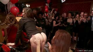 צוויי גרויס בובז געשלעכט סלאַוועס סימאָנע סאָנייַ און סירען de Mer בייַ ציבור בדייַ פארטיי פון מעטרעסע פּרינצעסין דאַנאַ Dolore באַקומען טראָוץ באַנגד