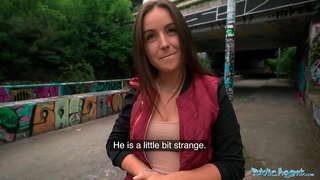 Black student enjoys ലഭിക്കുന്നത് അവളുടെ യോനിയിൽ penetrated hard by a stranger outdoors in Prague