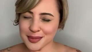 Ngồi trong lòng của người chồng