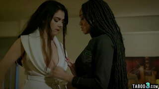 Big boobed lezbike bosi i kënaqur nga punonjësit e saj e zezë