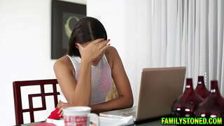 Petite ebony stepsis Michelle Anderson strips kwaye ikwenza pervy stepbrother cums ngomhla wakhe thighs