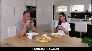 الساخنة الشباب المتشددين في سن المراهقة ابنة عائلة الجنس مع زوج أمه في المطبخ