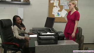 Big tits ébano xefe buceta lambendo o seu rubio branco empregado