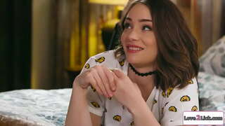 Bruna faras magio lertaĵo sur hermanastros gf kaj allogas ŝin.Ili kisas kaj la girl redhead formangxas siajn cunt.Tiam ŝi fingroj ŝi kaj ludiloj her pussy