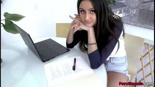 Latian teen fucked i roto i te teen topanga e stepbro ki te tikaokao nui