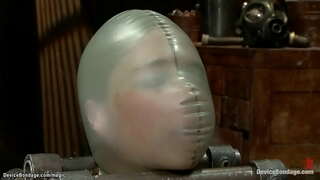 Աստղ-շեկ-լեսբիանկա-рабыня թափանցիկ ներքնազգեստով, привязанная է металлическому սարքի կեցվածքով պպզած, ստանում է հրում խոշոր եղջերավոր անասուն, ապա տիկին Քլեր Ադամսը հափշտակում նշան եւ տանջում է նրան