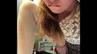 ���มบลอนด์ masturbates ในกระโปรง