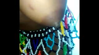 Mainty ny hatsaran-tarehy mampitsahatra ny dildo amin&#039;ny rindrina ny indray