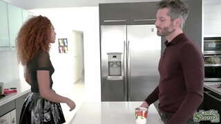 Ébano hijastra Brixley Benz agradeciendo su stepdaddy sexualmente slobbing su polla y le caballo en el olvido