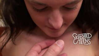 في سن المراهقة مع أسلاك التوصيل المصنوعة يعطي رئيس في أول الإباحية