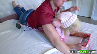 Sexy gamer babe Ava Sinclaire nag-iiwan sa kanyang mga laro at simulan ang pagkantot sa kanyang mga boyfriends titi at gumagawa sa kanya ng tamod sa kanyang malalaking utong