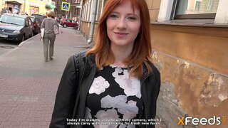 Áilleacht tugann dó blowjob agus tá siad gnéas ar an tolg i doggystyle agus baint eile a dhéanamh córach cailín moan