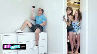 Siswap - Похотливые Жыйынтык Эже Обманывают Өзүнүн Чоң Жыйынды ага-инилеринин Жана Трахают Аларды диване