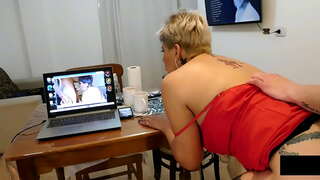 Eu descobrir que ele a espiar-me, enquanto eu me masturbar e eu faço-lhe a preencher o meu cuzinho com o leite até que transborda .....