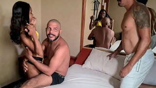 Sa background ng harap ng camera para sa mga tatak-bagong carioca, at ang pakiramdam ng dalawang titi sa kanyang puki at sa parehong oras, para sa unang pagkakataon at nagtatapos sa isang buong-load ng cum