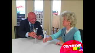 Vovo comendo ein wenig vor seiner Frau