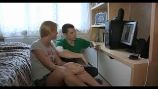 Bonita morena chica monta encima de la polla de grasa