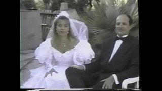 A francia lány rábaszik, miközben fehér esküvői ruhát visel