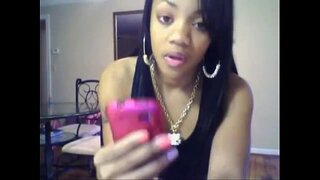 Сексуальная негритянка белән матур попкой белән шөгыльләнә тверком