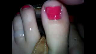 Teen huelen e puer cum op d ' Féiss a Sandalen