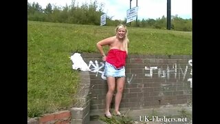 Blonde babe Leñas, la desnudez pública y tetona intermitente inglés amigas mostrando