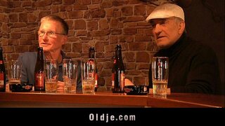 Odvážná blondýna saje dva staří kokoti