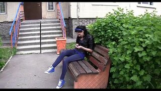 Хтива леді розсовує свої ноги