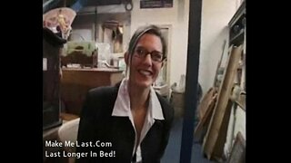 Секси бринета домаќинка добива shagged на нејзиното работно место