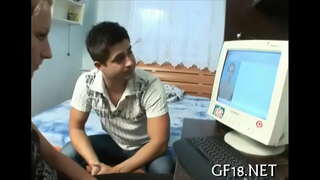 Bastante edad legal adolescente niña posa perrito de moda