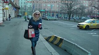 Sinséar cutie ar tits foirfe i dteagmháil léi tenderly