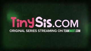 18-годишња Аријана Гранд овде за једног-јединог циља - да се јебе! Ова секси бабе са дупе воли да гледа на ваше лице, када члан дубоко засажен јој је у грлу, и уздише од задовољства, када је њен пихают