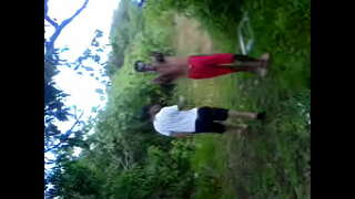 Raisa dając w krzakach