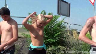 Y. blondínka sex VEREJNEJ ulici v denného svetla