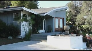 мачеха соблазняет ее, когда с.