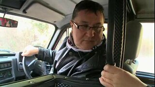 Hadjara ਪੁੱਟ ਇੱਕ ਰਾਈਡ ਦੇ ਨਾਲ ਇੱਕ ਦੀ ਉਮਰ ਦੇ ਆਦਮੀ ਨੂੰ