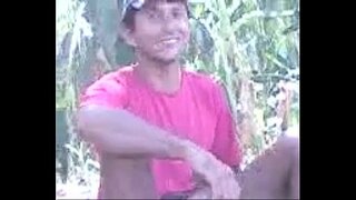 один колеги показує член під час перерви на роботі