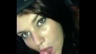 Dziewczyna z sąsiedztwa zajmuje się seksem oralnym i połyka spermę