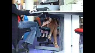 ���ೀದಾ ಗ್ರಂಥಾಲಯದ ಸ್ಕರ್ಟನ್ನು ಮೇಲಕ್ಕೆತ್ತಿ