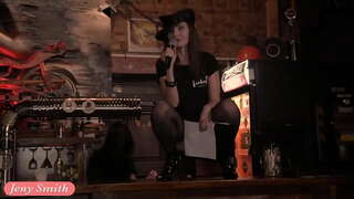 Jeny မစ်အများပြည်သူလစ်စလစ်စင်ပေါ်မှာ