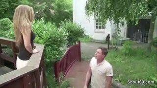 Малкият строен юноша трахается със собственик на къща за дълг