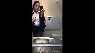 Latina azafata se une a la masturbación mile high club en el lavabo y se corre