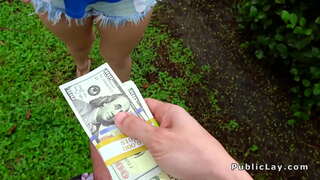 ته قنداق تفنگ حباب موی چتری بلوند در گاراژ در