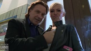 Vivian Schmitt bie, paparacët për viktimat .....