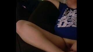 الزوج يسجل زوجته اللعب بينما هو في الغرفة