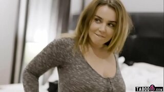 Big boobs couchsurfer përpjekur për të vjedhur nga djalë hosting saj