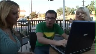 Pare gaizto jaso artista Bezperan Lawrence Trina Michaels dute toki