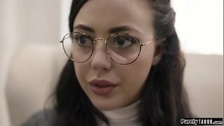 Bermasalah perawan terakhir adalah pekerja sosial dia mesyuarat.Dia satu-satunya yang boleh membantu dia dan dia sis tetapi ia datang pada harga.Dia mahu dia mempunyai hubungan seks dengan dia.Tak ada pilihan lain dia tenggorokan kemaluannya dan membolehkan dia makan keluar sebelum dia fucks dia