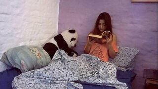 Сексуалды іш киімдегі сексуалды қыз өзінің кискасын мастурбациялайды - үй