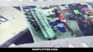 Ξανθιά έφηβος είναι μια νυχτερινή βάρδια των εργαζομένων στο κατάστημα.Ο αστυνομικός που συνελήφθη για την κλοπή πρωινή βάρδια εκθέσεις και παραδέχεται ότι κάνει 1 ή 2 φορές.Ο αξιωματικός έβγαλε το καυλί του και αφήνει το λαιμό του.Σε αντάλλαγμα γλείφει και να γαμάει το μουνί της.